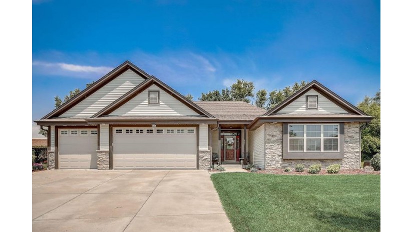 3920 E Green Meadows Ct Oak Creek, WI 53154 by Gellings, REALTORS $574,000