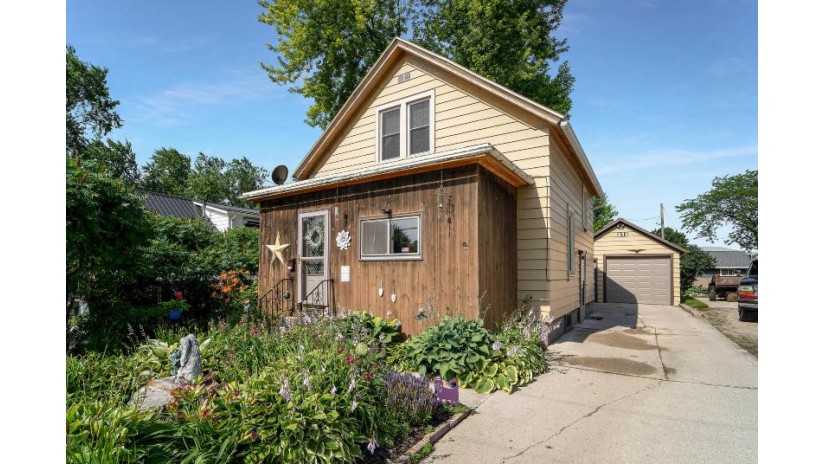 2333 Prospect St New Holstein, WI 53061 by CRES $144,900