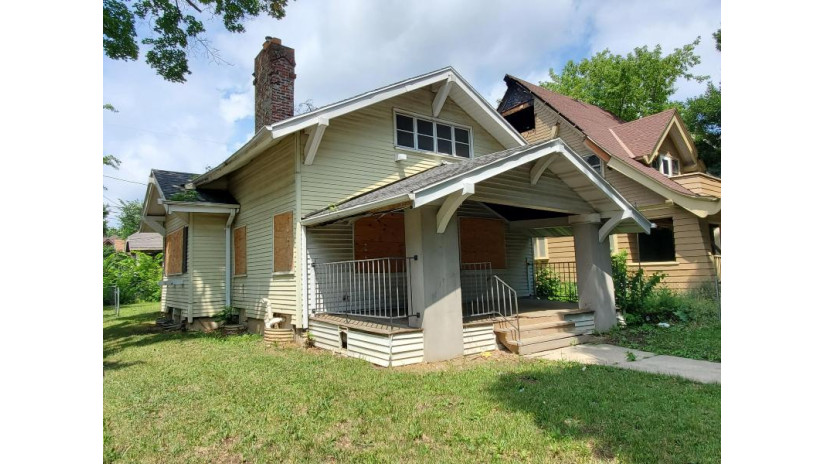 2403 N 44th St Milwaukee, WI 53210 by TerraNova Real Estate $55,000