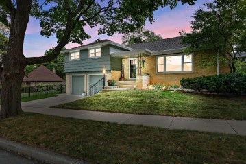 10410 W Melvina St, Wauwatosa, WI 53222-2331