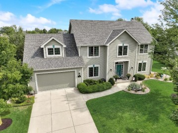 W73N412 Greystone Dr, Cedarburg, WI 53012-2281