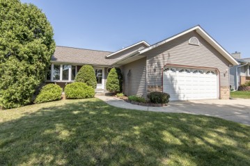 1216 River Place Blvd, Waukesha, WI 53189-7751