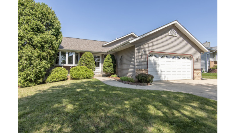 1216 River Place Blvd Waukesha, WI 53189 by Shorewest Realtors $380,000