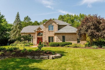 2245 S Foxglove Ct, New Berlin, WI 53151-1914