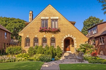 4775 N Larkin St, Whitefish Bay, WI 53211-1152