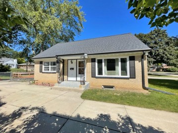 543 N 103rd St, Wauwatosa, WI 53226-4315