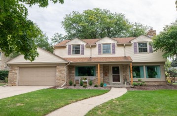 10661 W Grantosa Dr, Wauwatosa, WI 53222-2208