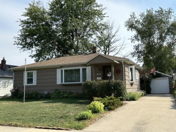 437 W 5th St, Oconomowoc, WI 53066-3533