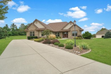 W229N3607 Sterling Ct, Pewaukee, WI 53072