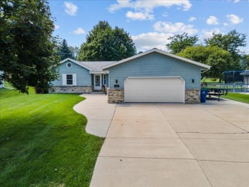 241 Fairview Ct, Slinger, WI 53086-9626