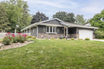 186 Debbie Dr, Waukesha, WI 53189-7611