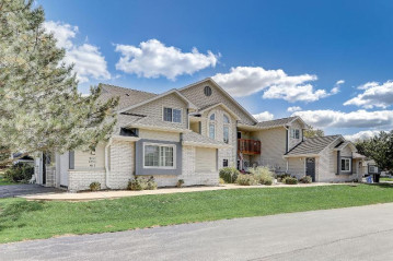 W240N2524 E Parkway Meadow Cir 7, Pewaukee, WI 53072-5834