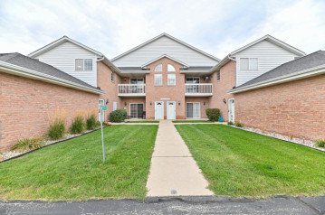 W241N2573 E Parkway Meadow Cir 8, Pewaukee, WI 53072-5865