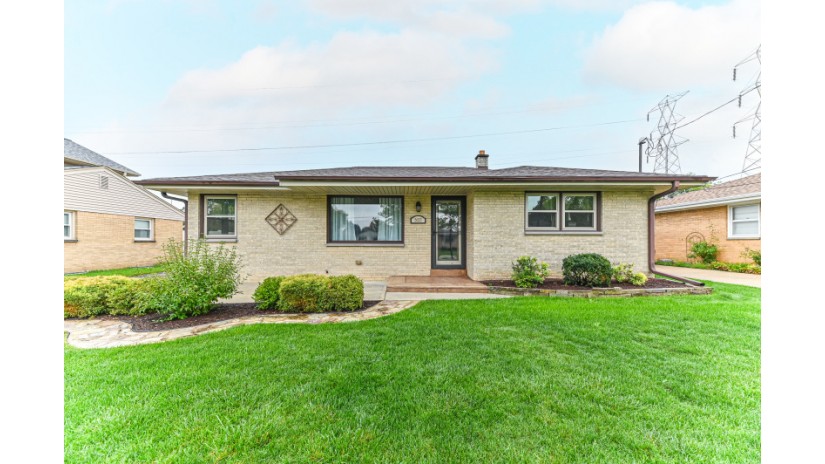 5633 W Allerton Ave Greenfield, WI 53220 by Shorewest Realtors $245,000