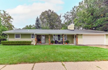 3700 S Brook Pl, Saint Francis, WI 53235-4204