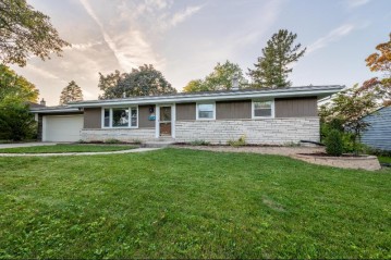 W144N8353 Macarthur Dr, Menomonee Falls, WI 53051