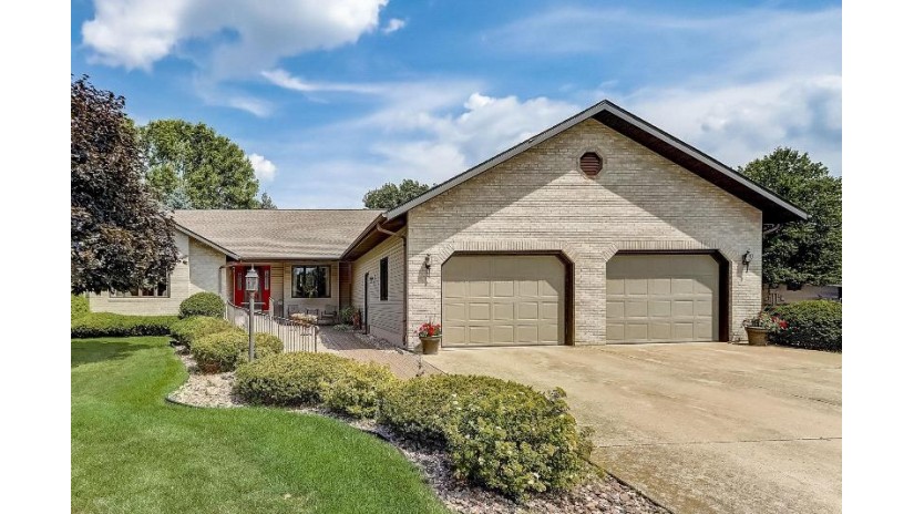 667 Corta Court Arlington, WI 53911 by First Weber Inc - HomeInfo@firstweber.com $425,000