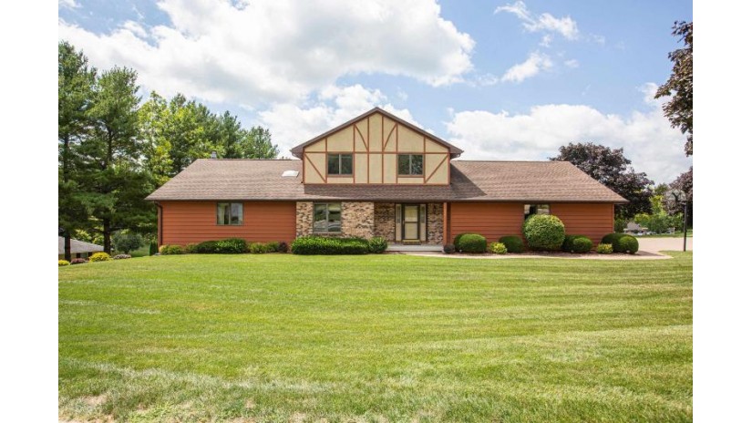 604 Carleton Drive Lancaster, WI 53813 by Lori Droessler Real Estate, Inc. - Cell: 608-778-9805 $349,900