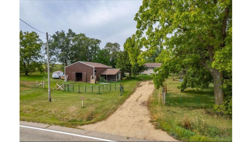 W1054 Highway 92 Brooklyn, WI 53521 by Re/Max Preferred - chris@chrislukenshomes.com $400,000