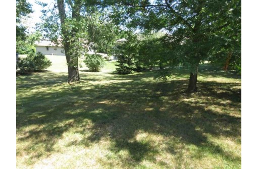 2471 Red Pine Ct, Portage, WI 53901