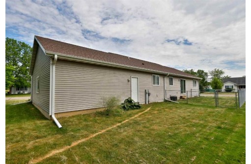 486 S Orchard St, Janesville, WI 53548