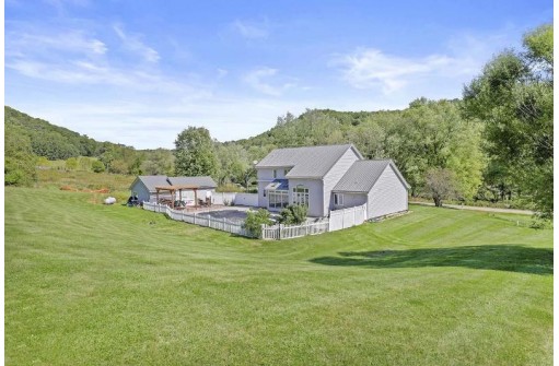 S10505 Strang Hollow Rd, Lone Rock, WI 53556-9653