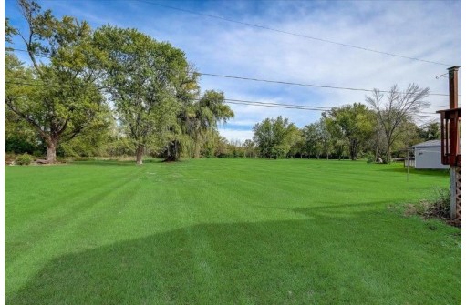 N2486 Rock River Rd, Fort Atkinson, WI 53538-9615