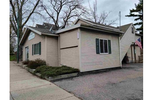 617 E Main St, Reedsburg, WI 53959-9710