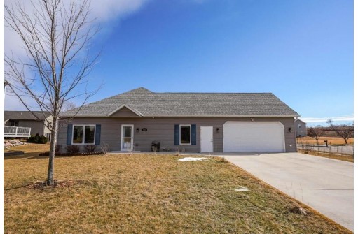 623 Stonefield Ln, Whitewater, WI 53190