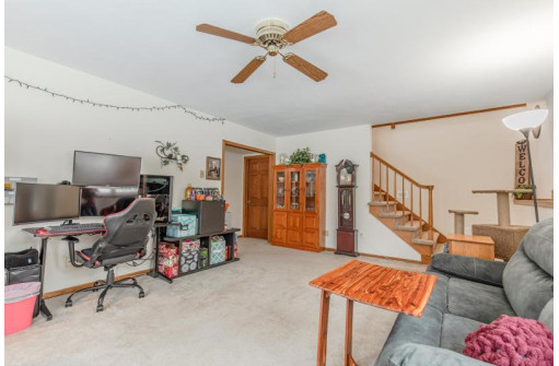 404 Hawthorn Ct, DeForest, WI 53532