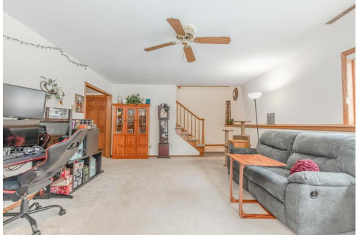 404 Hawthorn Ct, DeForest, WI 53532