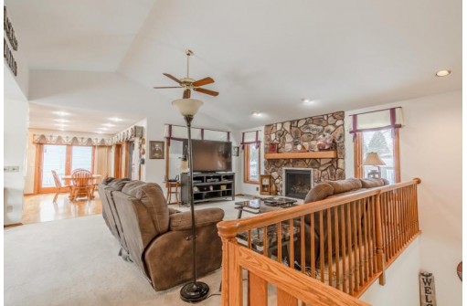 404 Hawthorn Ct, DeForest, WI 53532