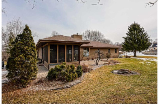 5800 Emerald Grove Ln, Waunakee, WI 53597