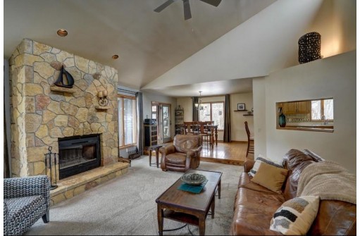 5800 Emerald Grove Ln, Waunakee, WI 53597