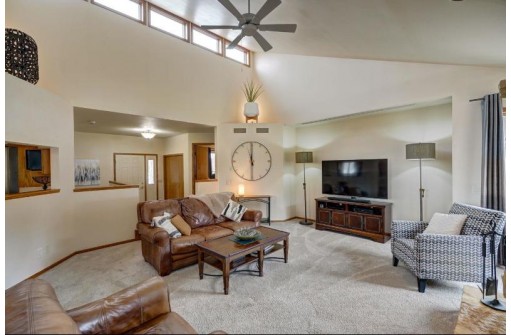 5800 Emerald Grove Ln, Waunakee, WI 53597