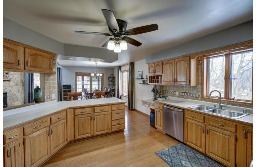 5800 Emerald Grove Ln, Waunakee, WI 53597