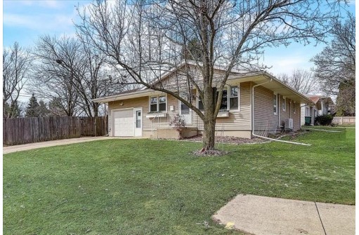 2102 Whenona Dr, Madison, WI 53711