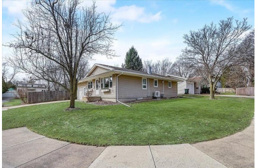 2102 Whenona Dr, Madison, WI 53711