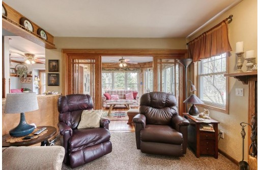 S5521 Glacier Dr, Baraboo, WI 53913