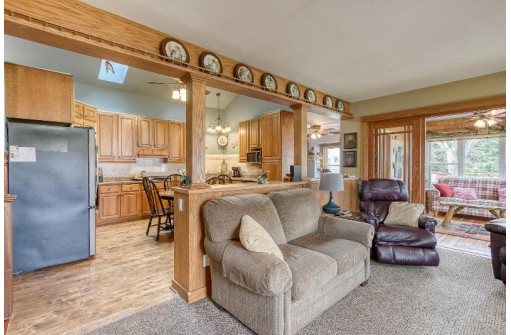 S5521 Glacier Dr, Baraboo, WI 53913