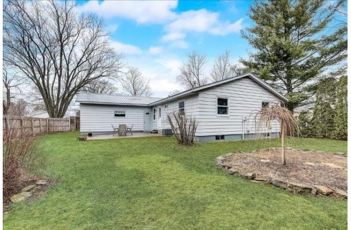 324 Spruce St, Sauk City, WI 53583-1241