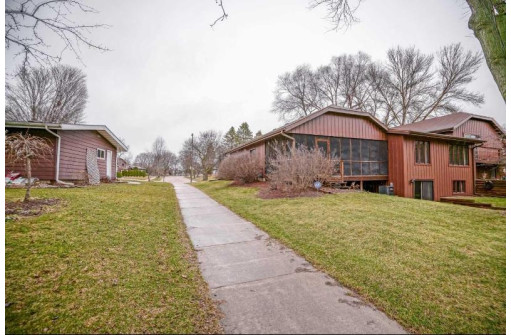 37 Stacy Ln, Madison, WI 53716