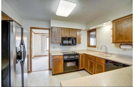 37 Stacy Ln, Madison, WI 53716