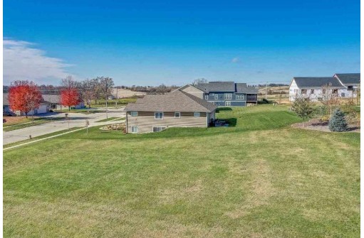 208 W Gonstead Rd, Mount Horeb, WI 53572