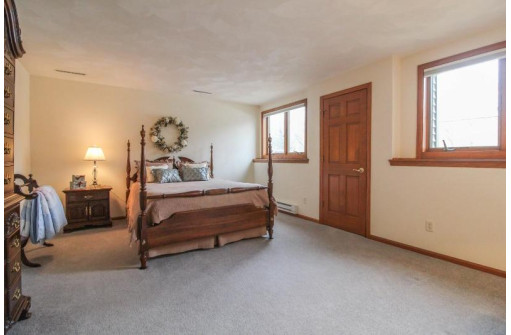 W9173 Wilderness Pl, Cambridge, WI 53523