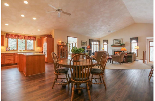 W9173 Wilderness Pl, Cambridge, WI 53523