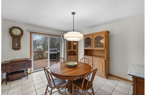 917 Lochmoore Dr, Waunakee, WI 53597