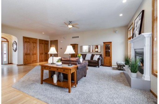 1801 Tierney Dr, Waunakee, WI 53597