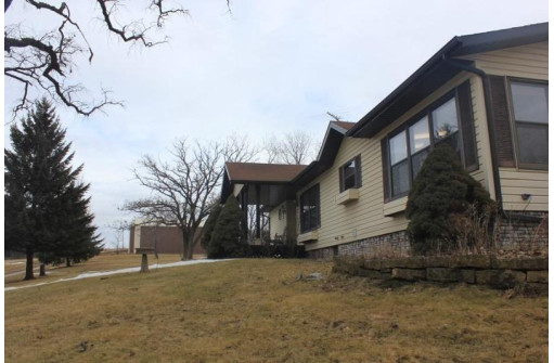 16490 Deery Rd, Mineral Point, WI 53565