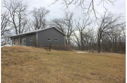 16490 Deery Rd, Mineral Point, WI 53565